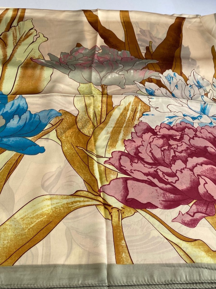 Vierkant / vrolijk / bloemen / 130X130 / 30% zijde met 70 % viscose