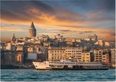 Zicht op een veerboot en de Galatatoren in Istanbul - Foto op Posterpapier - 70 x 50 cm (B2)