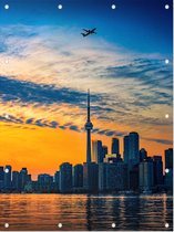 Vliegtuig passeert skyline van Toronto bij zonsongergang - Foto op Tuinposter - 90 x 120 cm