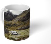 Mok - Auto tussen de bergen - 350 ML - Beker