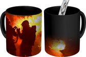 Magische Mok - Foto op Warmte Mokken - Koffiemok - Silhouetten van brandweermannen - Magic Mok - Beker - 350 ML - Theemok