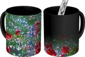 Magische Mok - Foto op Warmte Mok - Rode kerstballen in boom - 350 ML - Kerst Cadeau - Kerst Cadeautjes - Kerstcadeau Man - Kerstcadeau Vrouw