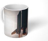 Mok - Een stijgende space shuttle in de donkere lucht - 350 ML - Beker