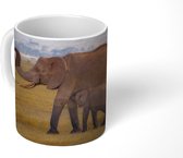 Mok - Natte poten van een baby olifant en zijn moeder - 350 ML - Beker
