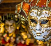 Traditioneel Venetiaanse masker in een winkel op straat - Fotobehang (in banen) - 250 x 260 cm