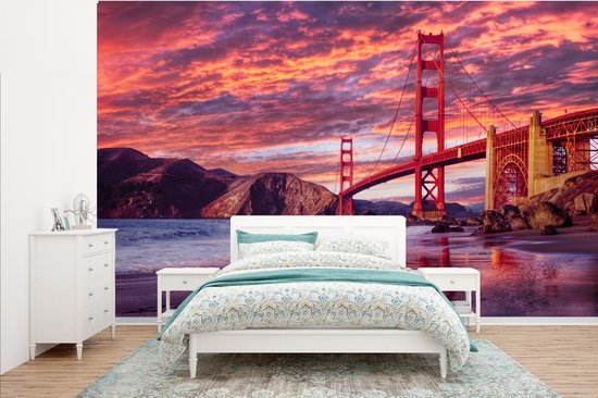 Papier peint photo vinyle - Le pont du Golden Gate avec un beau ciel violet largeur 385 cm x hauteur 240 cm - Tirage photo sur papier peint (disponible en 7 tailles)