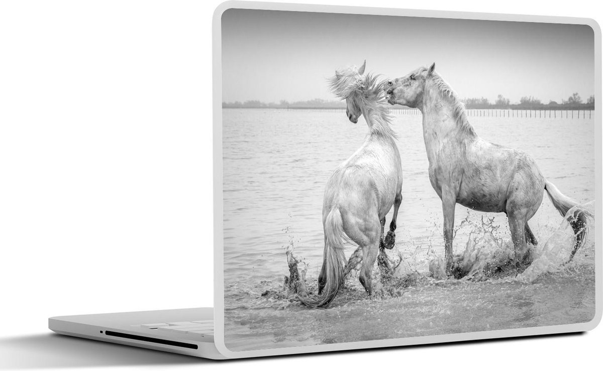 Afbeelding van product SleevesAndCases  Laptop sticker - 11.6 inch - Twee paarden spelen in het water in Camargue - zwart wit