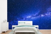 Behang - Fotobehang Melkweg bij een blauwe hemel - Breedte 600 cm x hoogte 400 cm