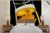 Behang - Fotobehang Bier wordt gegoten in een bier glas - Breedte 220 cm x hoogte 220 cm