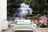 Papier peint photo vinyle - Des fleurs de muflier roses poussent devant une cascade dans le parc national de Phu Hin Rong Kla largeur 420 cm x hauteur 280 cm - Tirage photo sur papier peint (disponible en 7 tailles)