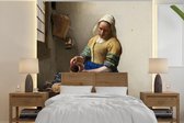 Behang - Fotobehang Het melkmeisje - Schilderij van Johannes Vermeer - Breedte 240 cm x hoogte 240 cm