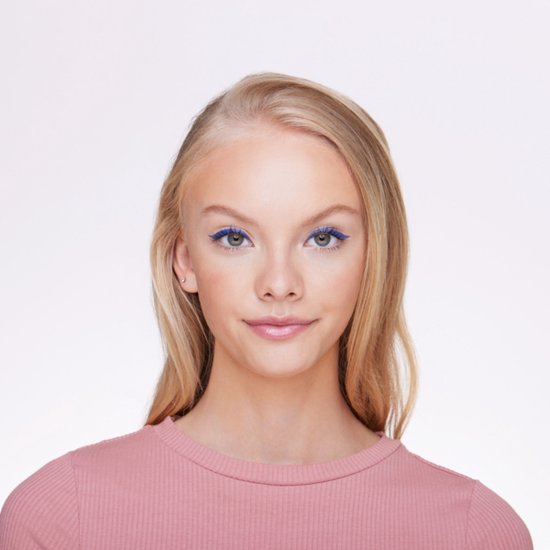 Jong meisje met blond haar, draagt een roze shirt. Blauwe eyeliner op haar oogleden.