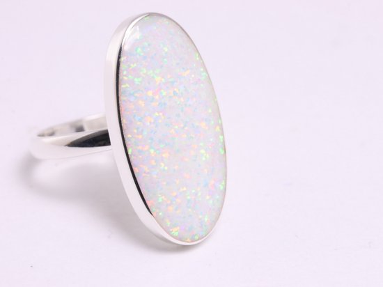 Langwerpige zilveren ring met welo opaal - maat 17.5