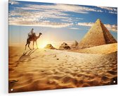 Artaza Glasschilderij - Egyptische Piramides met een Kameel - 60x40 - Plexiglas Schilderij - Foto op Glas