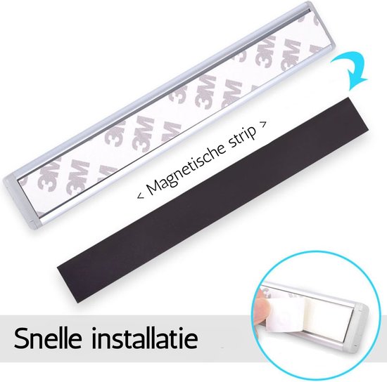 De achterkant van een zilverkleurige LED-lamp met bewegingssensor, met een magnetische strip die wordt verwijderd. Een cirkel toont een vinger die de tape aanbrengt.
