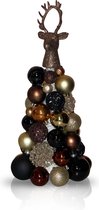 Handgemaakte kerstboompjes van kerstballen met verlichting
