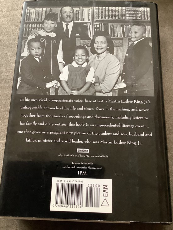 Achterkant van het boek met een familiefoto van Martin Luther King Jr. en zijn gezin. Tekst in het Engels.