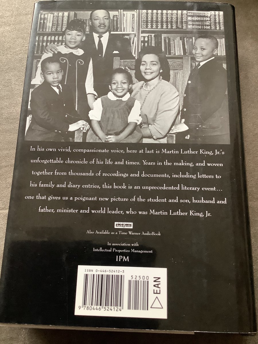 Achterkant van het boek met een familiefoto van Martin Luther King Jr. en zijn gezin. Tekst in het Engels.