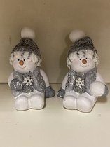 Kerstbeeldjes van keramiek - Set van 2 sneeuwpopjes - 7.5x7.8x8 cm - Zilver - Zittend - Kerstdecoratie
