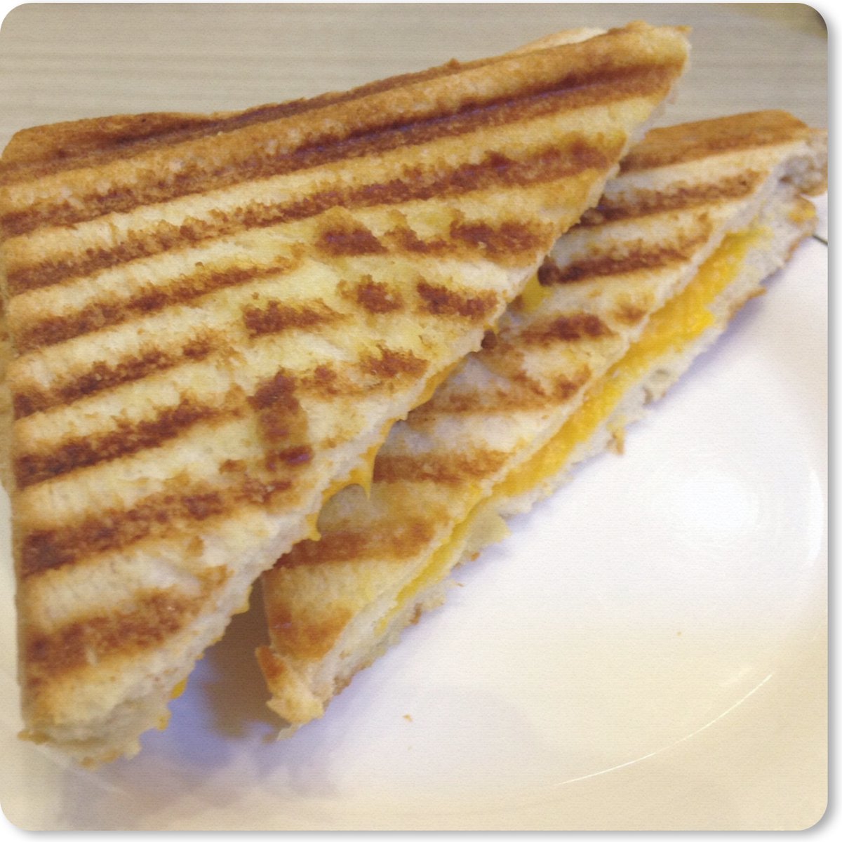 Muismat 30x30 cm - Mousepad Geroosterde kaas tosti op wit bord - Muismatten