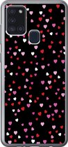 Geschikt voor Samsung Galaxy A21s hoesje - Een illustratie met hartjes op een zwarte achtergrond - Siliconen Telefoonhoesje