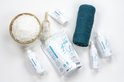 Set met Lifeforce magnesium producten: vlokken, olie spray, badzout, en een handdoek.