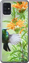 Geschikt voor Samsung Galaxy A52 5G hoesje - Close-up van een kleurrijke vogel naast planten met oranje bloemen - Siliconen Telefoonhoesje