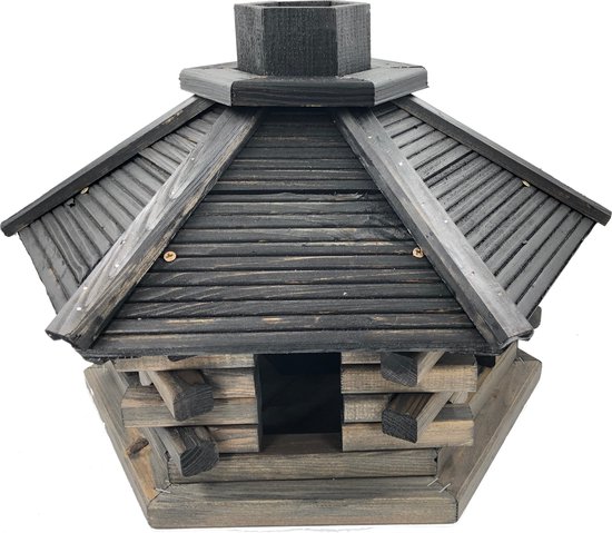 Houten vogelhuisje met blokhutmuren, donker dak en centrale schoorsteen.