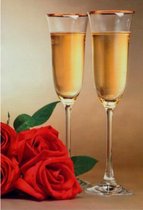 Een blanco wenskaart met twee champagneglazen vol met champagne. Naast de glazen ligt een mooie bos rode rozen. Een dubbele wenskaart inclusief envelop en in folie verpakt.