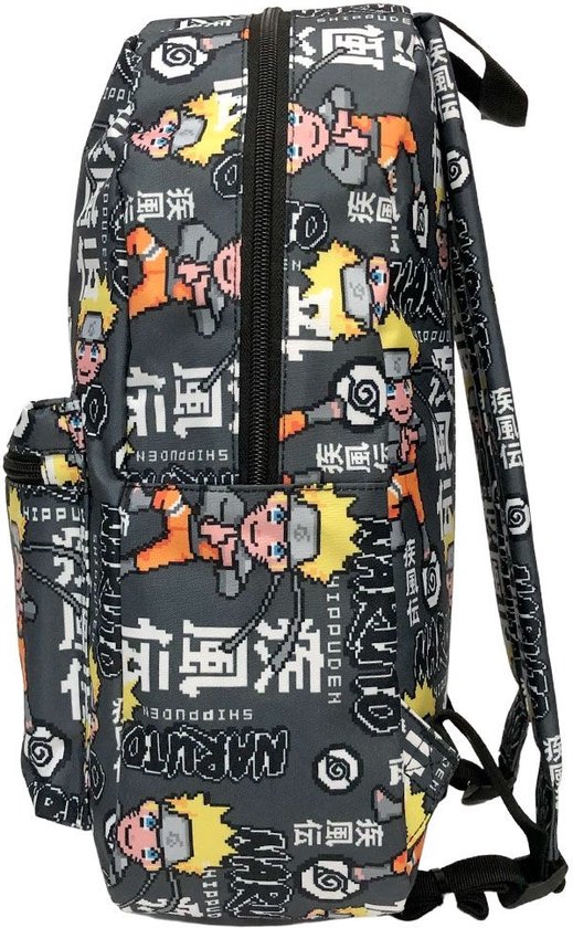 Grijze rugzak met zijkant weergave, patroon van Naruto in pixelstijl en 'Naruto Shippuden' tekst.