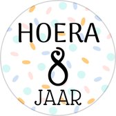 Traktatiestickers Hoera 8 Jaar - Stickervel - Cadeausticker - Wensetiket - Rond 40 mm - Sluitsticker - 20 stuks - Wit Pastel Groen Geel Roze Groen Blauw Paars Confetti - Sticker 8e