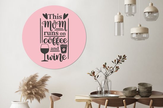 Citation de la fête des mères Cette maman court au café et au vin sur fond rose Assiette en plastique de cercle mural - ⌀ 150 cm - peinture ronde - impression photo sur cercle mural en plastique (forex) / cercle vivant / (décoration murale)