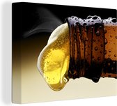 Canvas Schilderij Bier uit een bierflesje gieten - 40x30 cm - Wanddecoratie