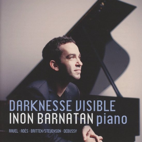 Portret van Inon Barnatan voor een vleugel, met de tekst 'Darknesse Visible Inon Barnatan piano'.