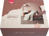 Mistral Home - Giftbox - Cadeau - Corduroy sherpa plaid 130x170 cm met theelichten en postkaarten - Beige