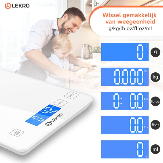 Vader en zoon bakken samen, met op de voorgrond een witte digitale keukenweegschaal met blauw display waarop '0.42g' staat. Naast de weegschaal staan de verschillende weergave-opties (g, kg, lb:oz, fl'oz, ml).