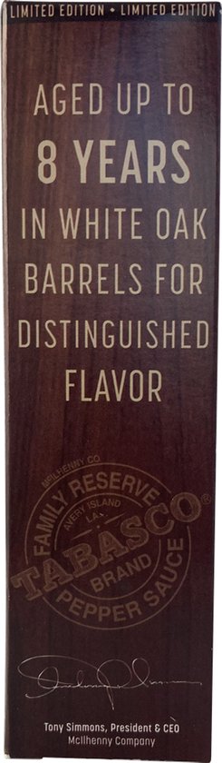 Houten doos met tekst 'Aged up to 8 years in white oak barrels for distinguished flavor'.
