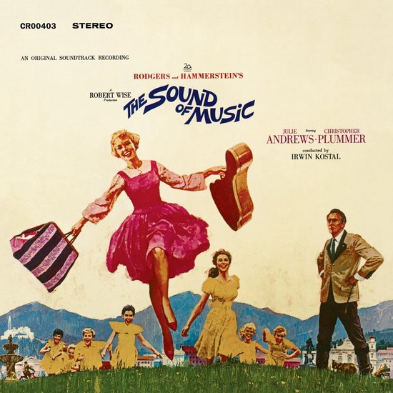 Albumhoes van 'The Sound of Music'. Julie Andrews danst in een roze jurk, met een gitaar en tas. Christopher Plummer staat rechts.