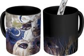 Magische Mok - Foto op Warmte Mokken - Koffiemok - Groep nieuwsgierige buffels - Magic Mok - Beker - 350 ML - Theemok