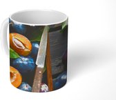 Mok - zwarte pruimen in een houten bak - 350 ML - Beker