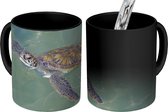 Magische Mok - Foto op Warmte Mok - Schildpad zwemt in het water - 350 ML