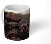 Mok - Close up van een waanzinnige kom gedroogde pruimen op hout - 350 ML - Beker