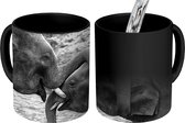 Magische Mok - Foto op Warmte Mokken - Koffiemok - Knuffelende olifanten in zwart-wit - Magic Mok - Beker - 350 ML - Theemok