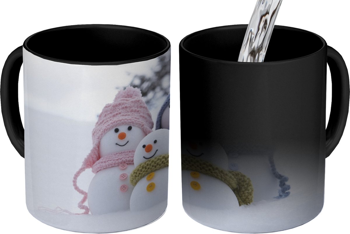 Magische Mok - Foto op Warmte Mokken - Koffiemok - Een familie van kerstpoppen op het besneeuwde landschap - Magic Mok - Beker - 350 ML - Theemok
