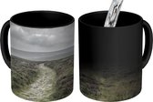 Magische Mok - Foto op Warmte Mok - Donkere wolken boven een heidelandschap - 350 ML