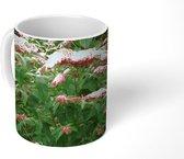 Mok - Roze vlinderstruik in een tuin - 350 ML - Beker