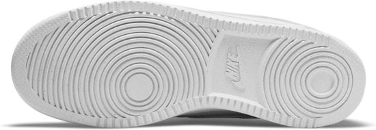 Onderkant van een witte Nike sneaker met een cirkelvormig profiel.