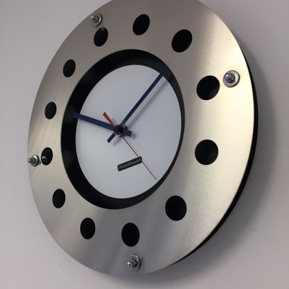 WANDKLOK MECANICA FULL BLACK WITH WHITE COLOR SMALL INNER CIRCLE DARKBLUE RED POINTER MODERN DUTCH DESIGN HANDGEMAAKT 40 cm