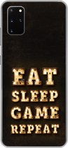 Geschikt voor Samsung Galaxy S20 Plus hoesje - Gaming - Games - Quotes - Spreuken - Eat sleep game repeat - Siliconen Telefoonhoesje