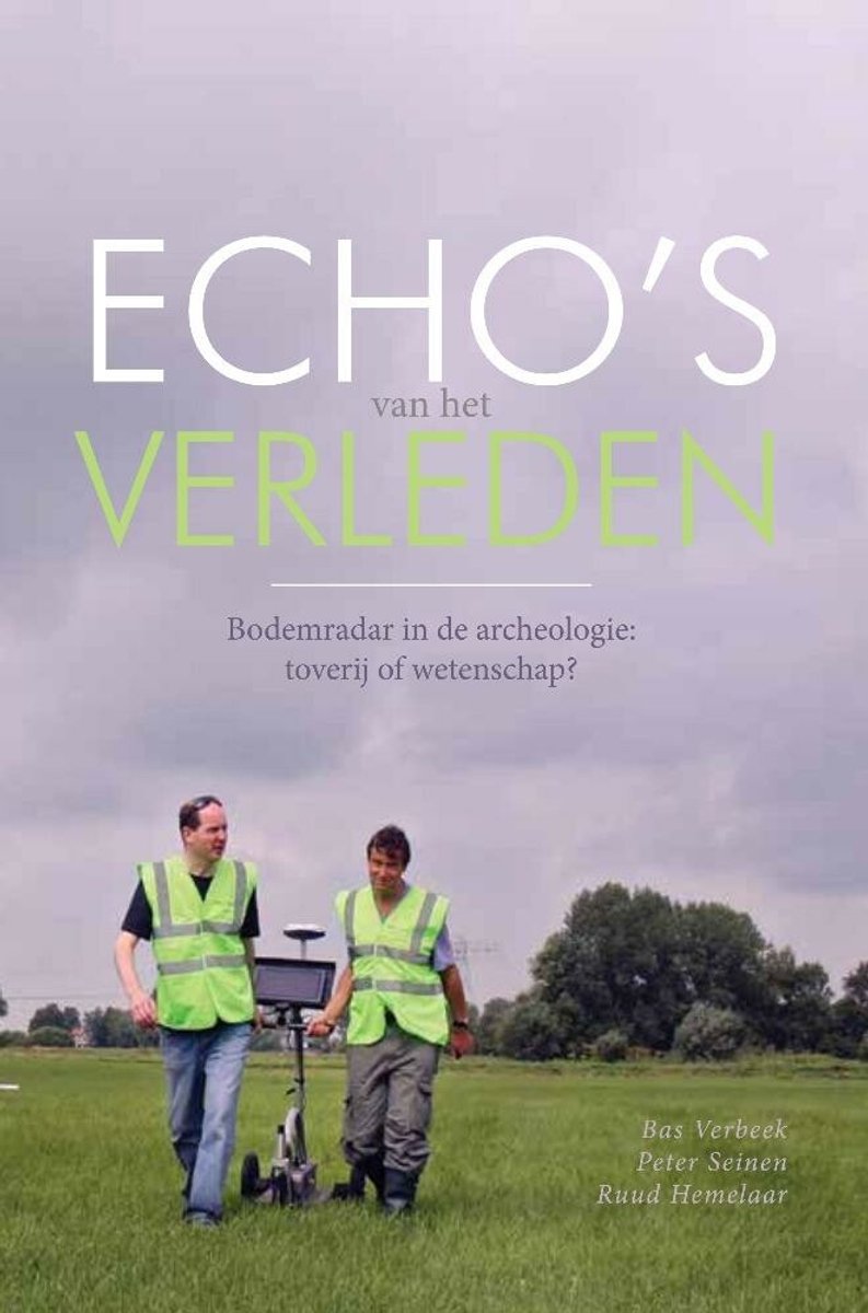 Boekcover met de titel 'Echo's van het verleden'. Twee mannen in hesjes met bodemradar.